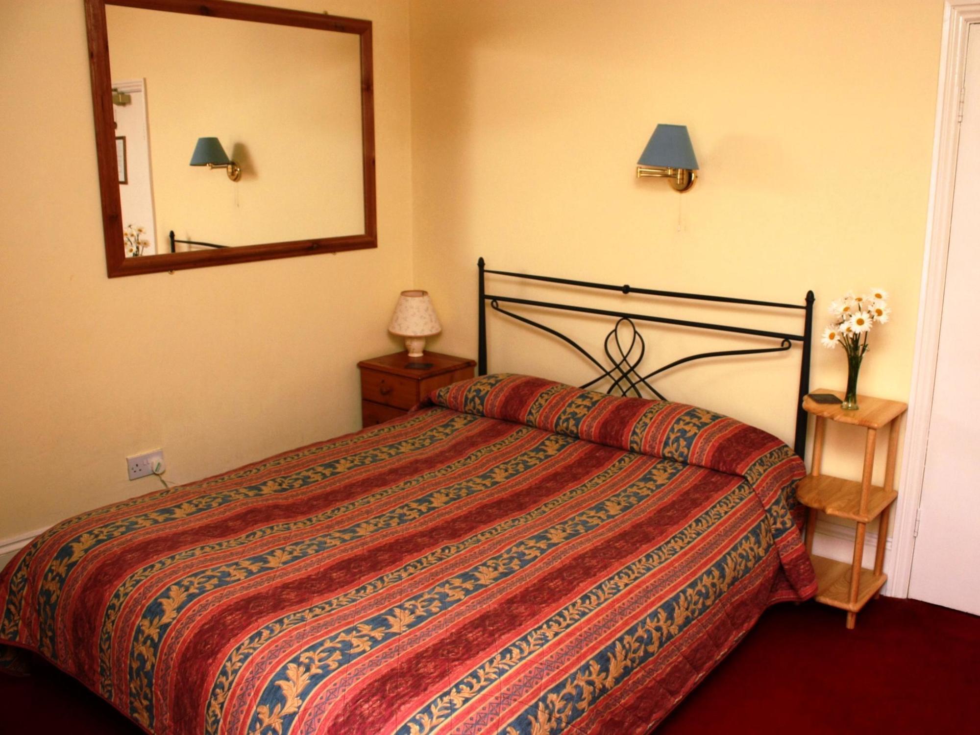 Victoria Lodge Guest House 솔즈베리 외부 사진