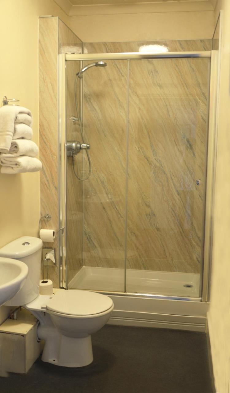 Victoria Lodge Guest House 솔즈베리 외부 사진